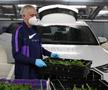 Jose Mourinho transportă lădițe cu legume pentru persoanele aflate la izolare
