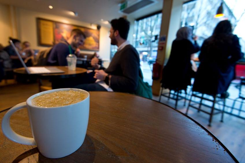 Se redeschid primele cafenele din București