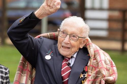 Tom Moore, căpitan în Al Doilea Război Mondial, a făcut 100 de ture în grădina lui strângând 31 milioane de lire din donații