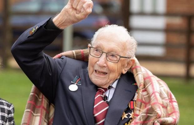 COVID-19. Tom Moore, veteranul de război care a strâns peste 30 de milioane de lire pentru medici, a împlinit 100 de ani! Cum l-a celebrat Marea Britanie