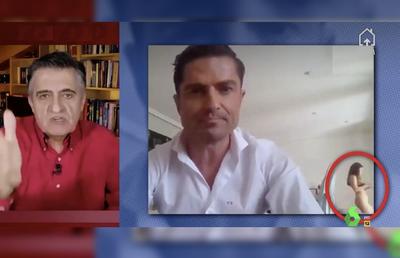 Moment incredibil cu un prezentator TV care făcea live de acasă » Cine e femeia goală care a apărut în cadru, fără să-și dea seama: „Mie mi-a zis că e singur”