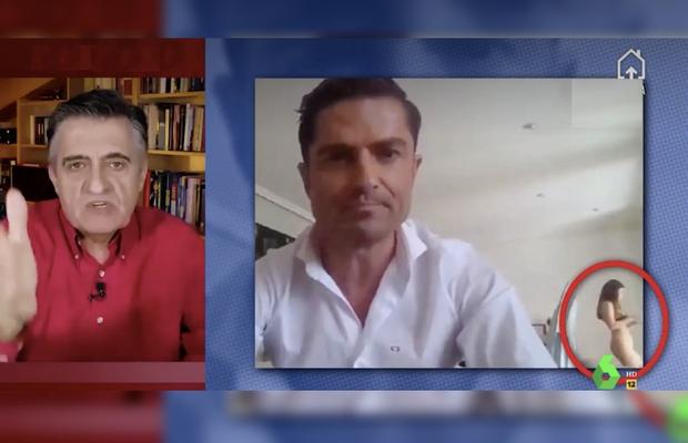 Moment incredibil cu un prezentator TV care făcea live de acasă » Cine e femeia goală care a apărut în cadru, fără să-și dea seama: „Mie mi-a zis că e singur”