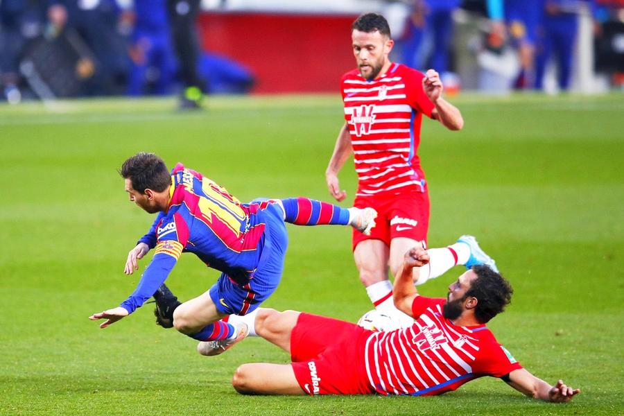 Liderul Barcelonei, Messi, a suferit cu Granada, foto: Guliver/gettyimages Barcelona, într-o situație critică! Fără antrenor cu Atletico! Koeman, atac dur la arbitru: „El nu m-a respectat!”. Pentru ce a fost eliminat olandezul