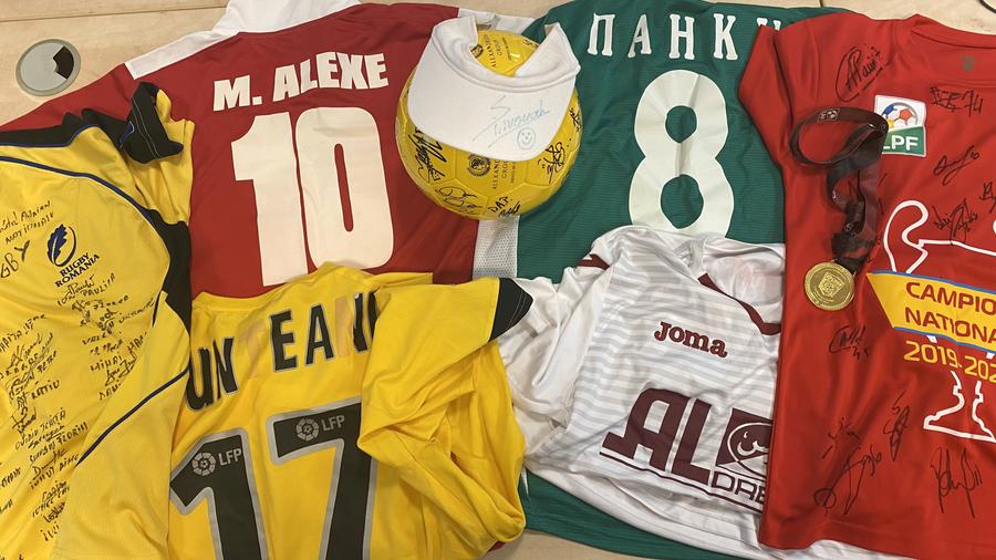 Tricourile care vor ajunge la Mediaș Gazeta Sporturilor a expediat două colete de Paști: unul pentru Asociația S.O.S. Autism Bihor și unul pentru Asociația