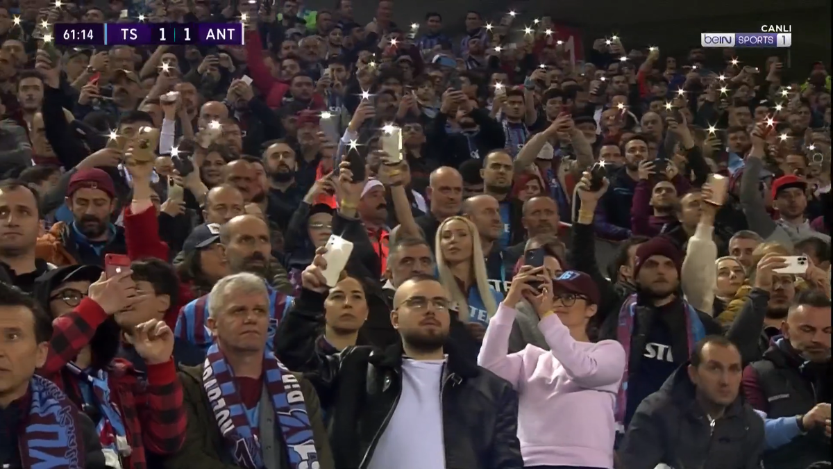 Ce nebunie! Trabzonspor a câștigat primul titlu după aproape 40 de ani » Fanii au intrat pe teren înainte de finalul meciului