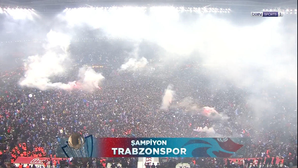Ce nebunie! Trabzonspor a câștigat primul titlu după aproape 40 de ani » Fanii au intrat pe teren înainte de finalul meciului