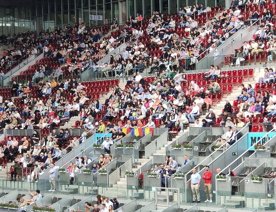 Fanii „tricolori”, alături de Halep și la Madrid / FOTO: Luminița Paul (GSP.ro) Halep, prestație măiastră și calificare în „optimi” la Madrid! Badosa, lacrimi de frustrare pe zgura de acasă