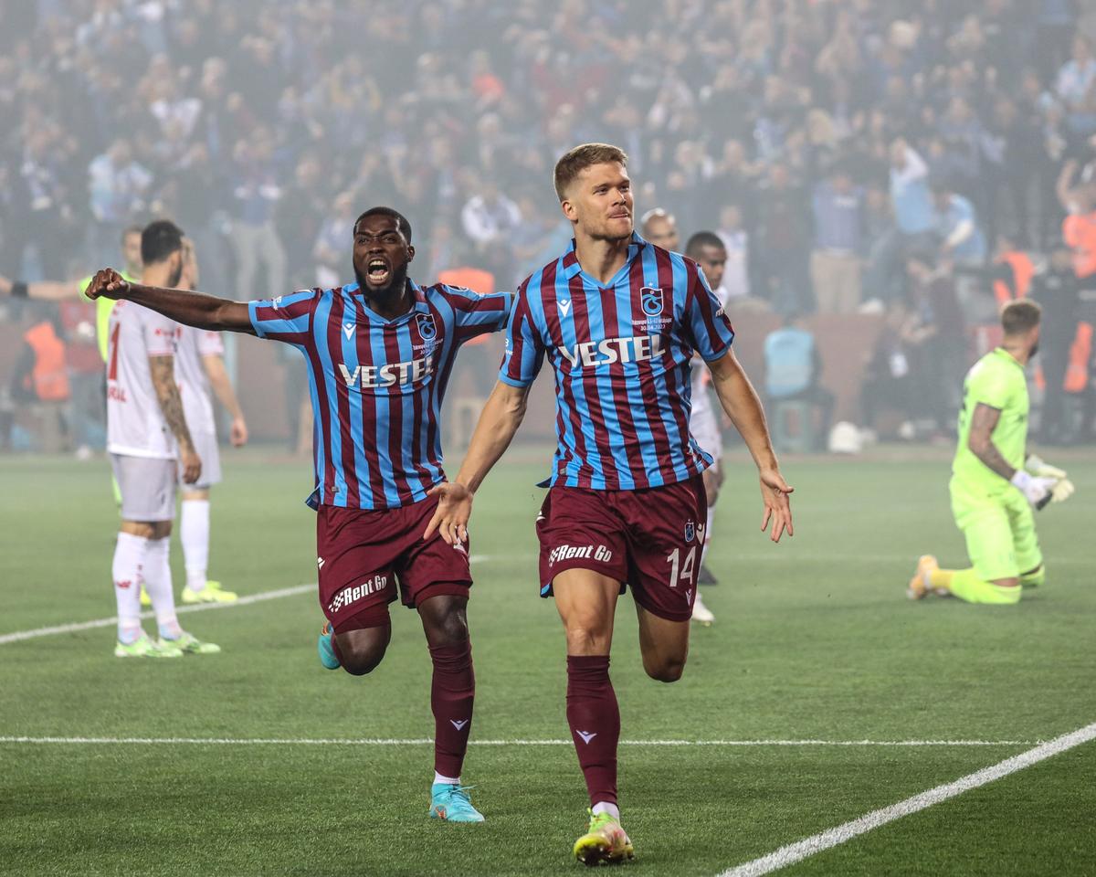 Ce nebunie! Trabzonspor a câștigat primul titlu după aproape 40 de ani » Fanii au intrat pe teren înainte de finalul meciului