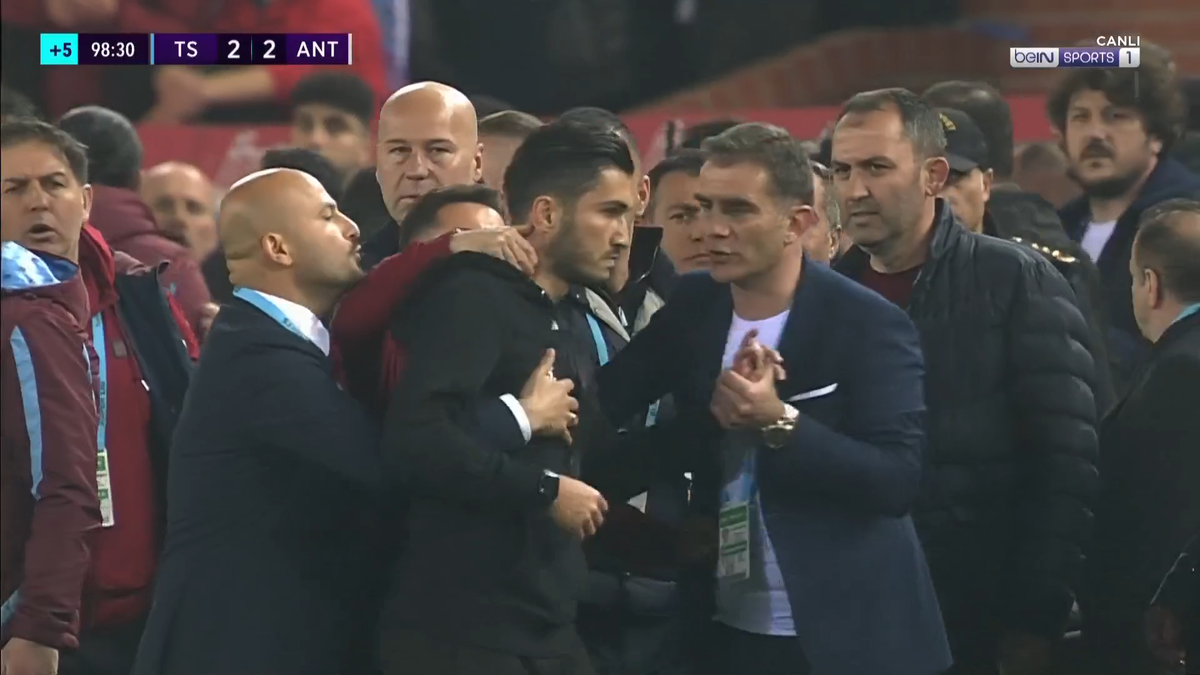 Ce nebunie! Trabzonspor a câștigat primul titlu după aproape 40 de ani » Fanii au intrat pe teren înainte de finalul meciului