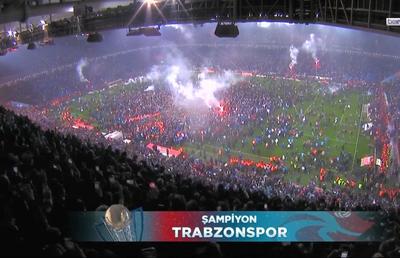 Ce nebunie! Trabzonspor a câștigat primul titlu după aproape 40 de ani » Fanii au intrat pe teren înainte de finalul meciului