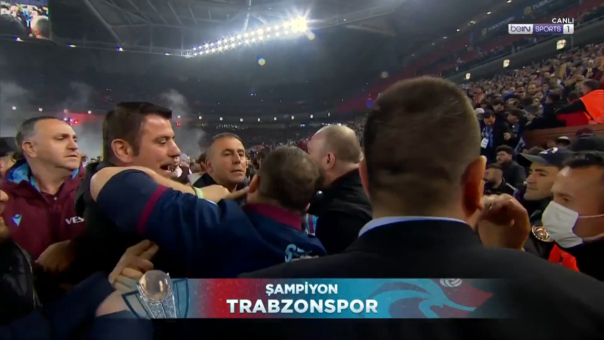 Ce nebunie! Trabzonspor a câștigat primul titlu după aproape 40 de ani » Fanii au intrat pe teren înainte de finalul meciului
