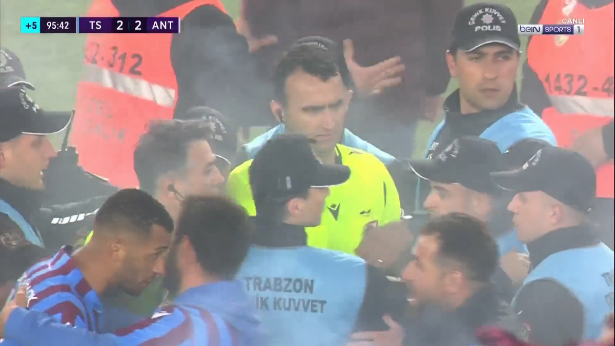 Ce nebunie! Trabzonspor a câștigat primul titlu după aproape 40 de ani » Fanii au intrat pe teren înainte de finalul meciului