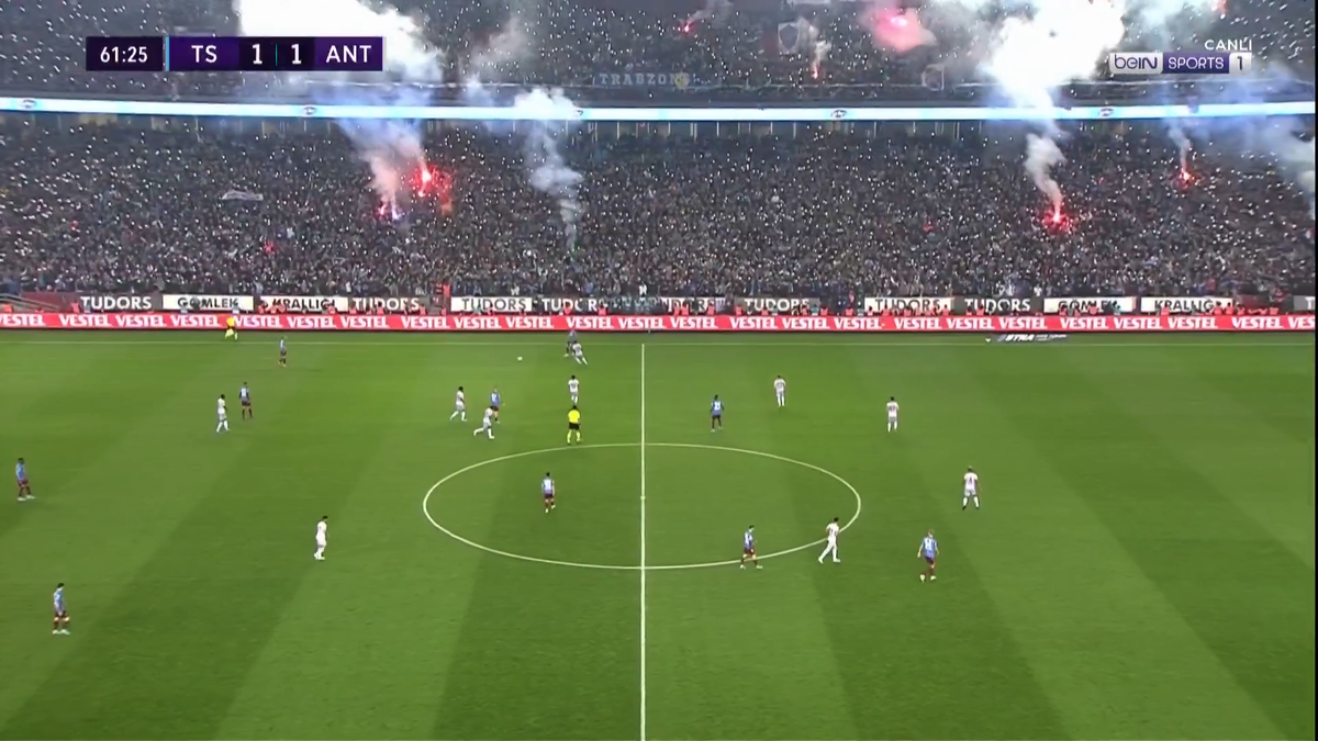 Ce nebunie! Trabzonspor a câștigat primul titlu după aproape 40 de ani » Fanii au intrat pe teren înainte de finalul meciului