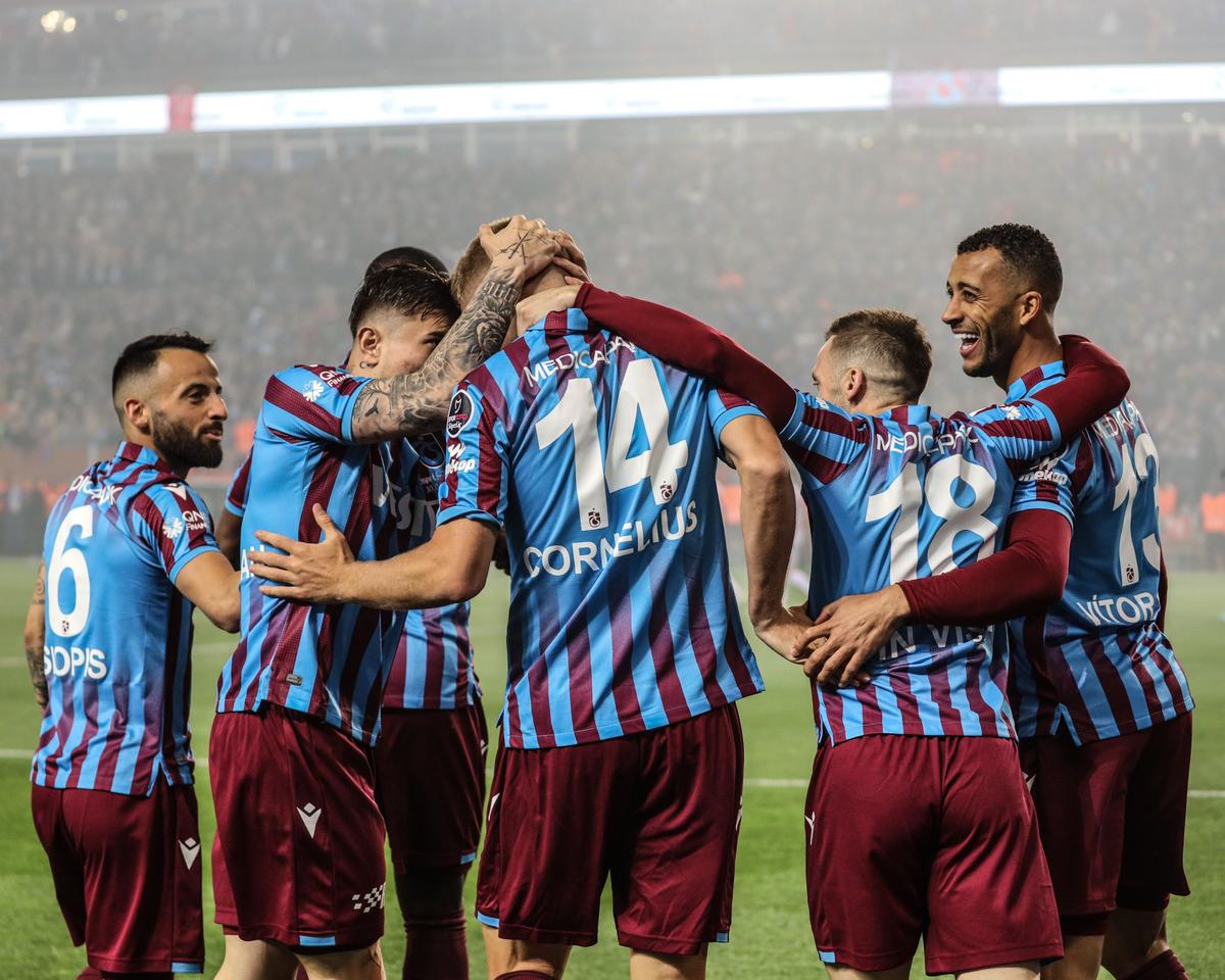 Ce nebunie! Trabzonspor a câștigat primul titlu după aproape 40 de ani » Fanii au intrat pe teren înainte de finalul meciului