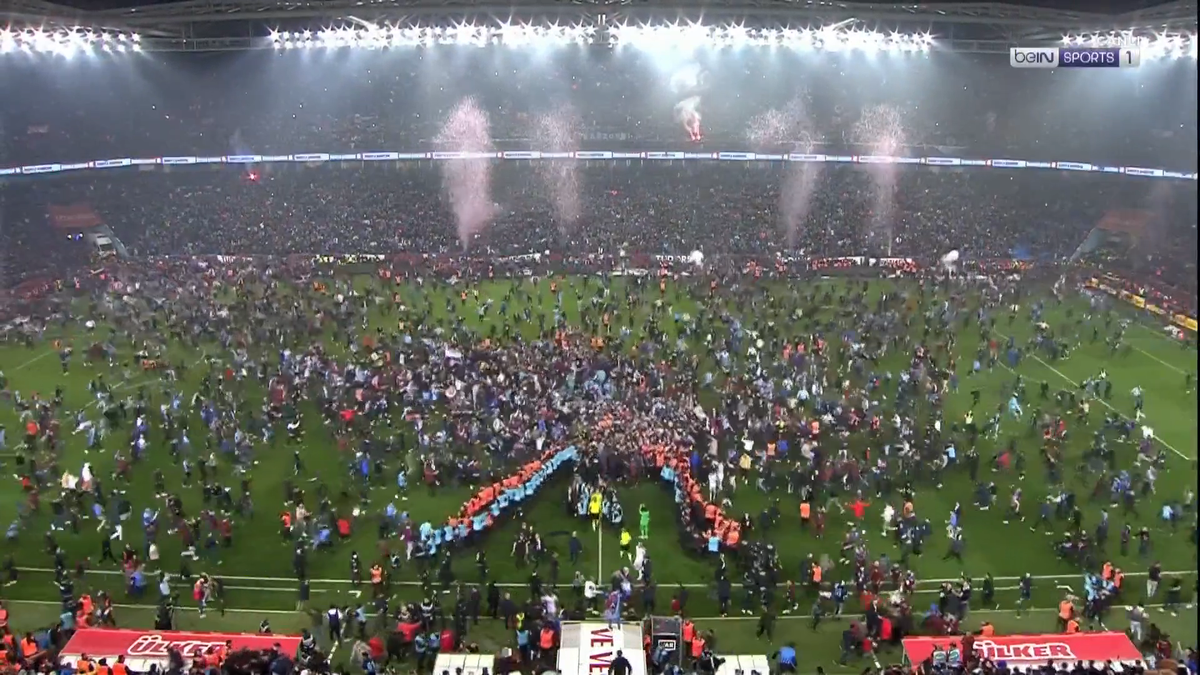 Ce nebunie! Trabzonspor a câștigat primul titlu după aproape 40 de ani » Fanii au intrat pe teren înainte de finalul meciului