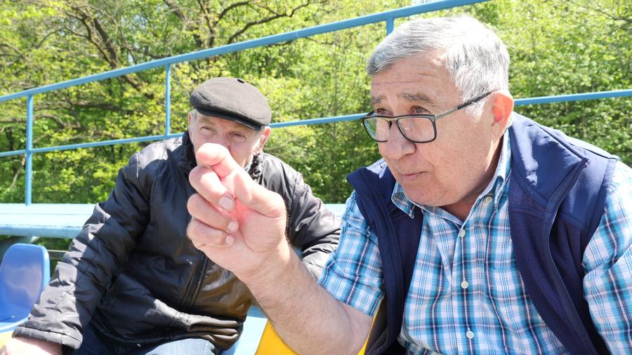 Discuțiile duminicale despre fotbalul de altădată și grătarele de 1 Mai Fotbal sexy la județeană! La „centru” cu Adina Ciobanu, povești cu „Robei” și dezvăluiri amuzante: „Nici nu știai ce beai, bere sau ulei”