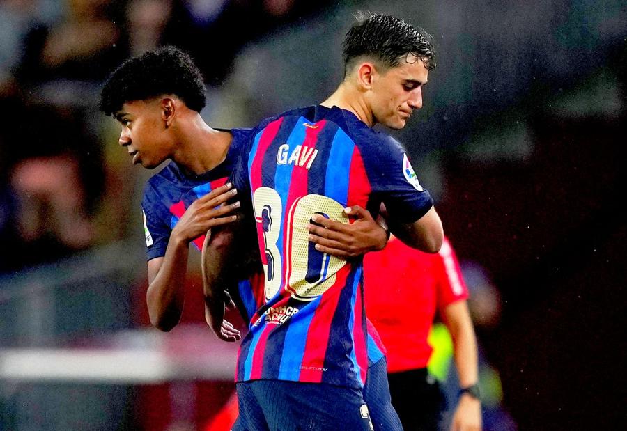 Lamine Yamal, 15 ani, a devenit cel mai tânăr jucător care evoluează pentru Barcelona în acest secol. A fost introdus pe finalul partidei cu Betis, 4-0, duel contând pentru runda #32 din La Liga. Agentul Jorge Mendes a ajuns în Barcelona » Ce mutări se pregătesc în culise