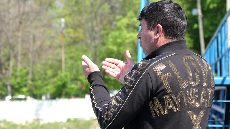 Suporterii sunt și pasionați de box. Un localnic cu trening special cu Floyd Mayweather Fotbal sexy la județeană! La „centru” cu Adina Ciobanu, povești cu „Robei” și dezvăluiri amuzante: „Nici nu știai ce beai, bere sau ulei”