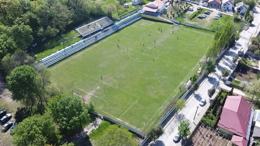 Imagine din dronă cu stadionul din Parcul Fotbal sexy la județeană! La „centru” cu Adina Ciobanu, povești cu „Robei” și dezvăluiri amuzante: „Nici nu știai ce beai, bere sau ulei”