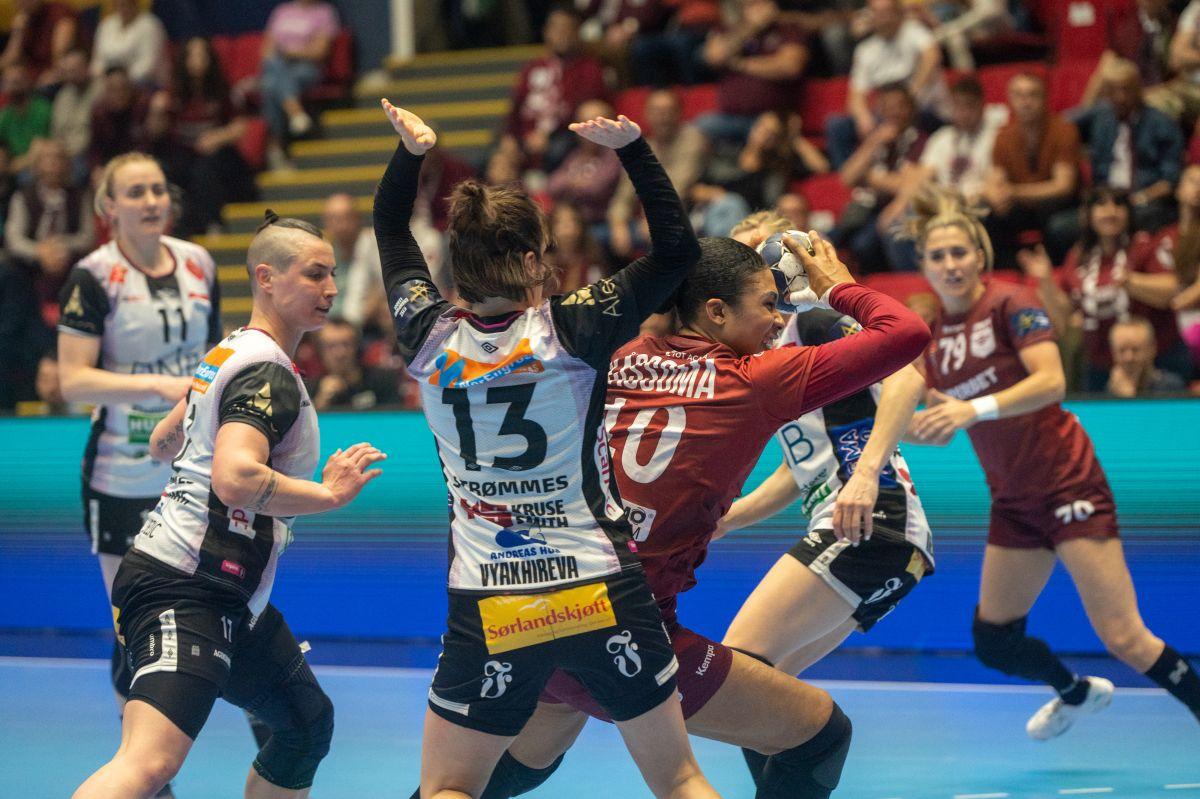 Atmosferă uluitoare în Sala Polivalentă » Jucătoarele și fanii Rapidului au cântat împreună în ciuda înfrângerii din Liga Campionilor