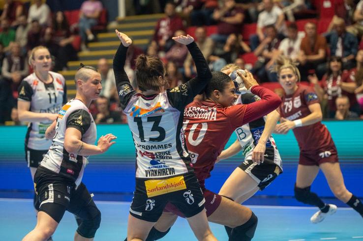 Albertina Kassoma în Rapid - Vipers, meciul tur din sferturile Ligii Campionilor la handbal feminin (foto: Raed Krishan/GSP)