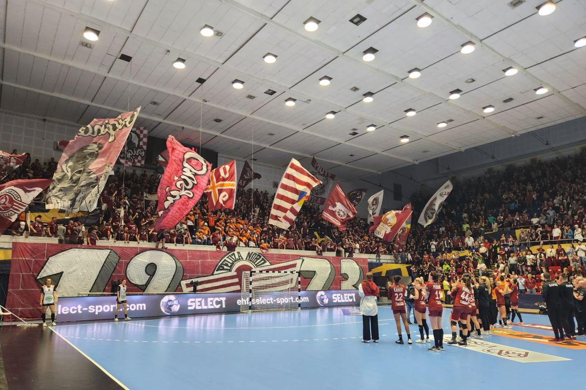 Atmosferă uluitoare în Sala Polivalentă » Jucătoarele și fanii Rapidului au cântat împreună în ciuda înfrângerii din Liga Campionilor