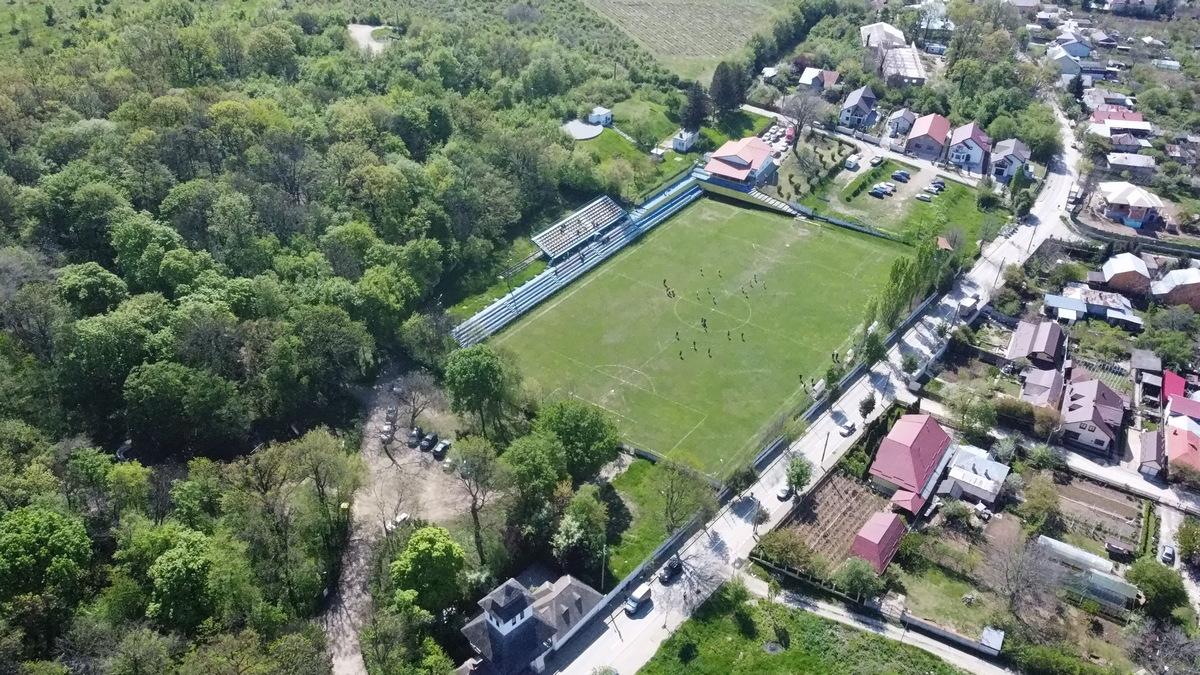 Fotbal sexy la județeană! La „centru” cu Adina Ciobanu, povești cu „Robei” și dezvăluiri amuzante: „Nici nu știai ce beai, bere sau ulei”