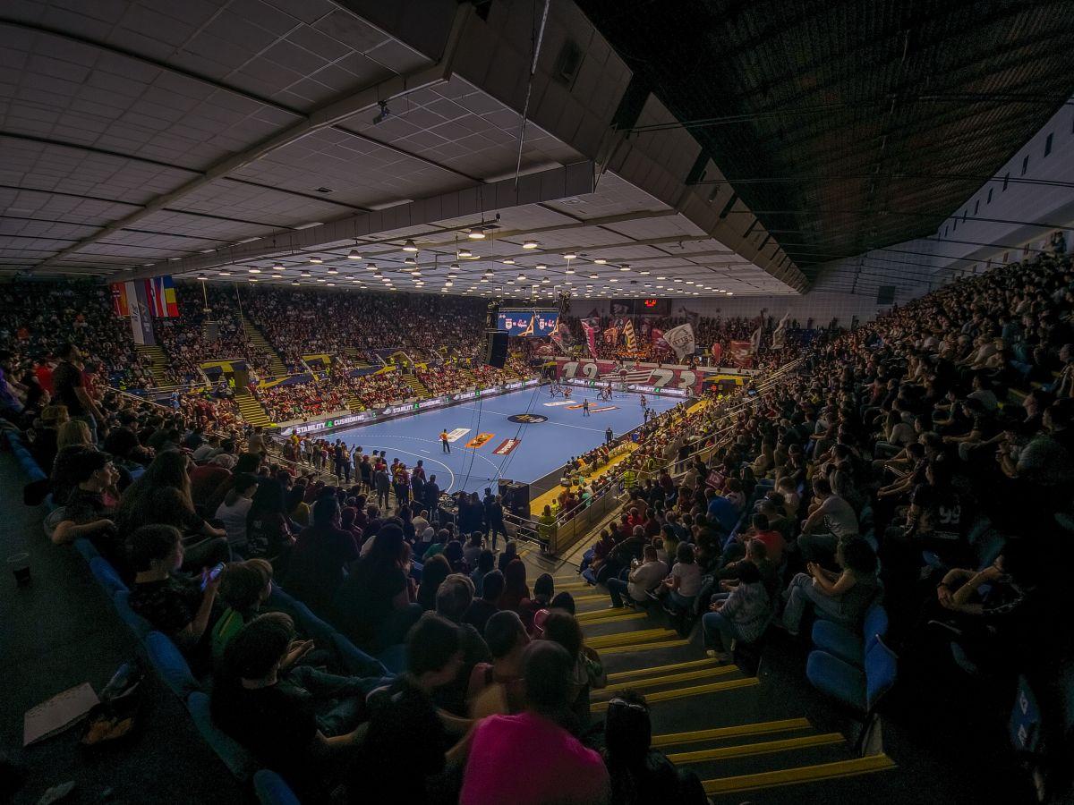 Atmosferă uluitoare în Sala Polivalentă » Jucătoarele și fanii Rapidului au cântat împreună în ciuda înfrângerii din Liga Campionilor