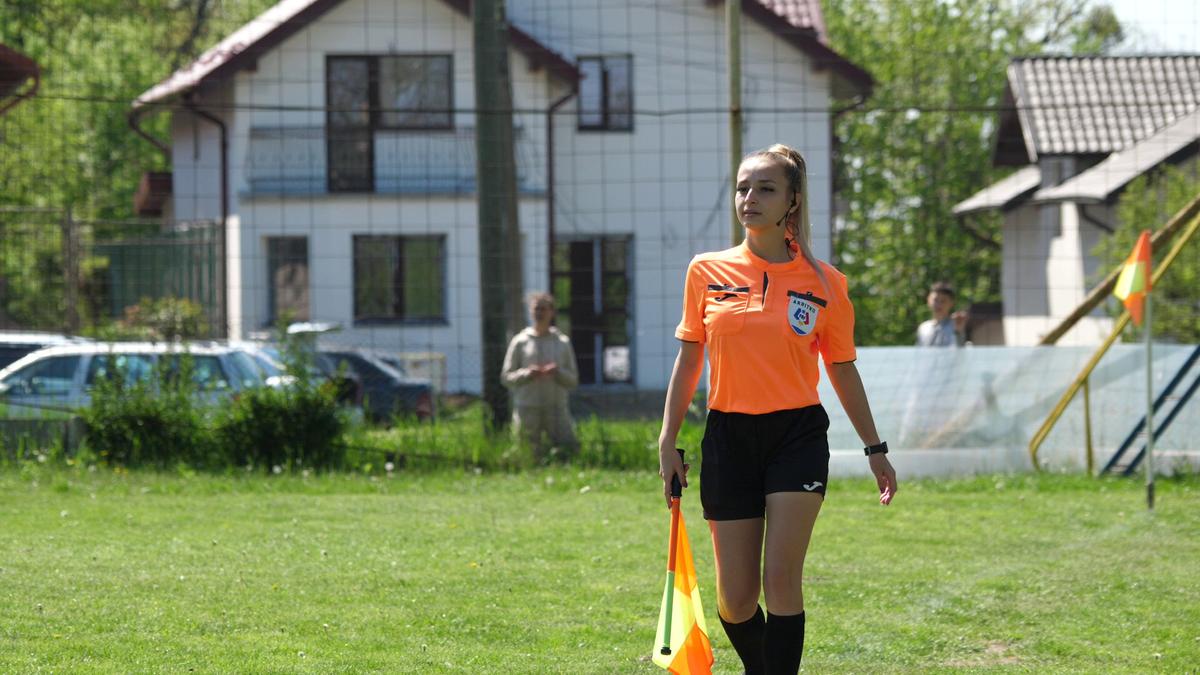 Fotbal sexy la județeană! La „centru” cu Adina Ciobanu, povești cu „Robei” și dezvăluiri amuzante: „Nici nu știai ce beai, bere sau ulei”