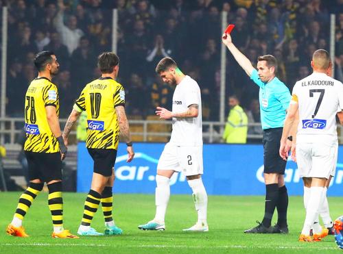 Giannis Kargas, stoperul care și-a lăsat echipa în inferioritate încă din minutul 10 al meciului cu AEK (0-4), foto: Imago