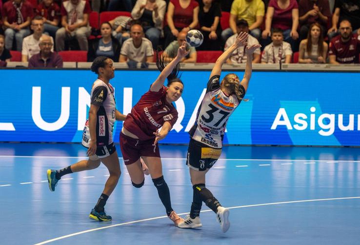 Eliza Buceschi în Rapid - Vipers, meciul tur din sferturile Ligii Campionilor la handbal feminin (foto: Raed Krishan/GSP)