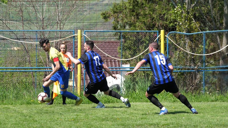 S-a jucat cu ambiție și s-au marcat patru goluri Fotbal sexy la județeană! La „centru” cu Adina Ciobanu, povești cu „Robei” și dezvăluiri amuzante: „Nici nu știai ce beai, bere sau ulei”