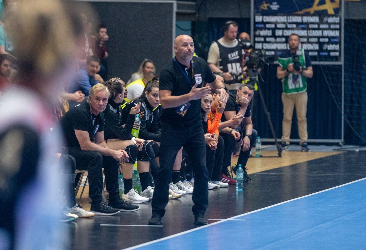 Atmosferă uluitoare în Sala Polivalentă » Jucătoarele și fanii Rapidului au cântat împreună în ciuda înfrângerii din Liga Campionilor