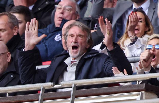 Într-un moment critic din cauza bugetului, Manchester United plătea cu un salariu ireal un interpret mimico-gestual și nici măcar nu știa » 450 de persoane au fost concediate