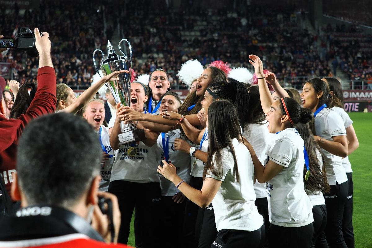 Primul trofeu la Rapid în era Dan Șucu  » Au făcut turul arenei din Giulești și au înjurat Steaua