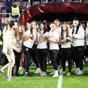 Promovate matematic în Liga 2, jucătoarele celor de la Rapid au fost premiate FOTO Ionuț Iordache (GSP)