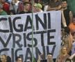 George Simion la România - Bosnia, în 2011. Lângă el, un mesaj rasist îndreptat spre bosniaci: „Țig**ii tot țig**ani”