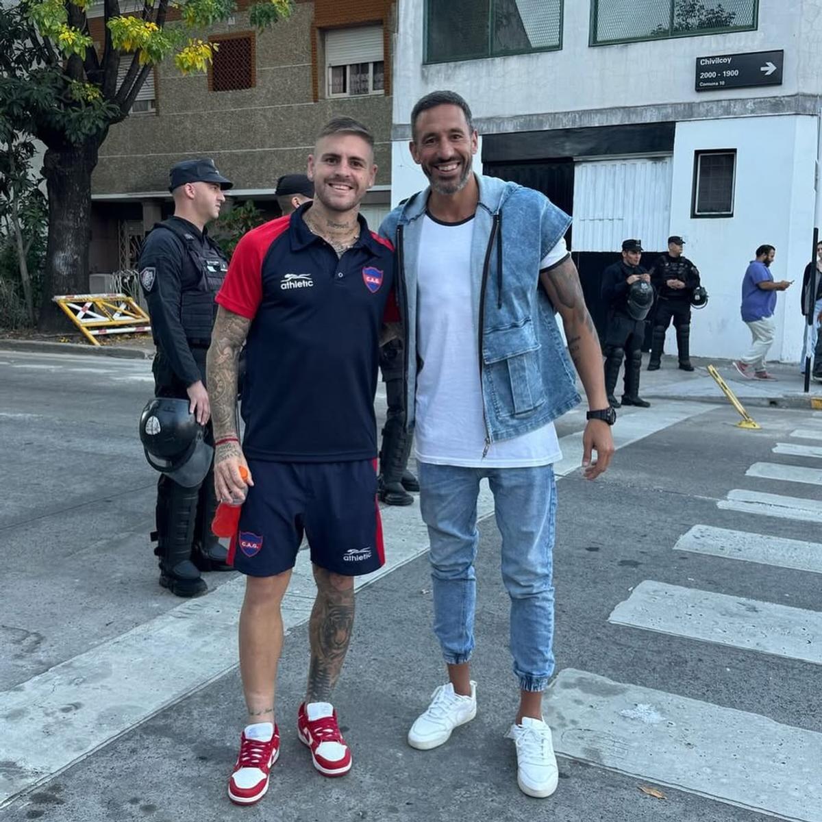 L-ai recunoaște din prima? După 7 sezoane jucate în Premier League, cântă la chitară pe străzile orașului » Reacția trecătorilor