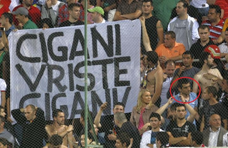 George Simion la România - Bosnia, în 2011. Lângă el, un mesaj rasist îndreptat spre bosniaci: „Țig**ii tot țig**ani”