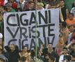 George Simion la România - Bosnia, în 2011. Lângă el, un mesaj rasist îndreptat spre bosniaci: „Țig**ii tot țig**ani”