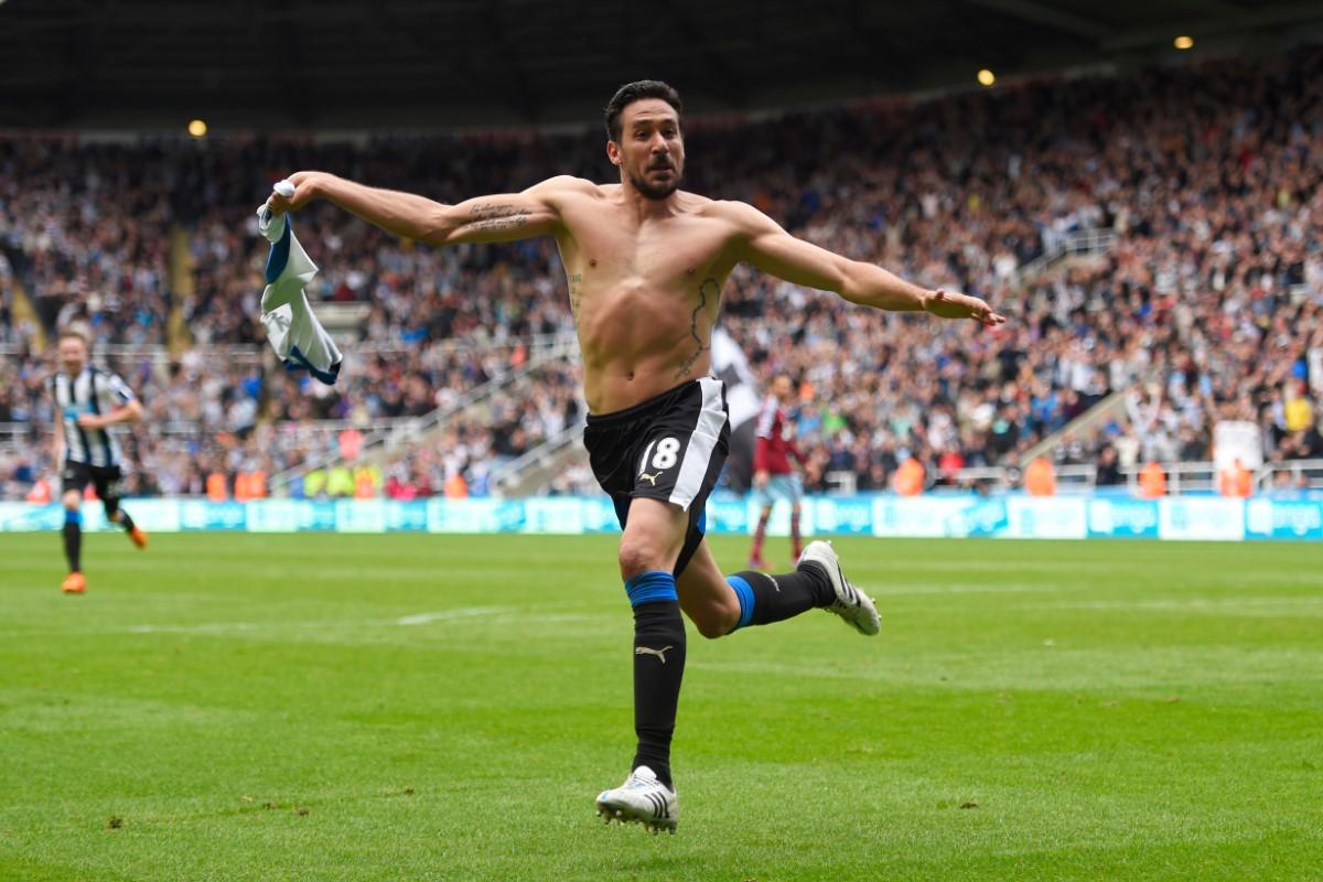 L-ai recunoaște din prima? După 7 sezoane jucate în Premier League, cântă la chitară pe străzile orașului » Reacția trecătorilor