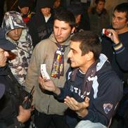 George Simion se războiește cu jandarmii, înaintea meciului România - Franța din octombrie 2008