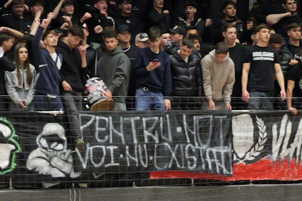 Astupați-vă urechile, cântă liceenii! » Cum a fost în ziua finalelor Ligii Liceelor, cu 2.500 de elevi, părinți și profesori în Polivalentă. Minori vulgari: „Piz**lor!”, „Sifoanelor!”, „Sunteți de că**t”