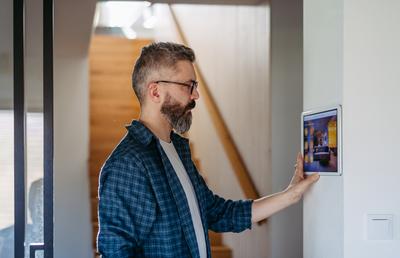 De ce să alegi implementarea unui sistem smart home pentru locuința ta