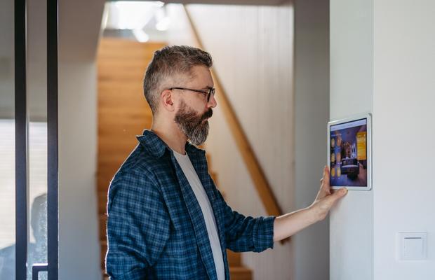De ce să alegi implementarea unui sistem smart home pentru locuința ta