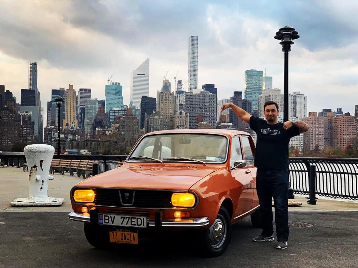 FOTO Cu Dacia 1300 pe străzile din New York » Imaginea fabuloasă postată de Ambasada SUA și povestea ei: „4.000$ taxe pentru o mașină care nu valora nici 2.000$!”