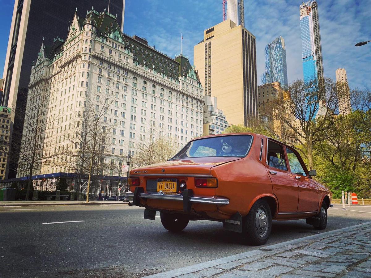 FOTO Cu Dacia 1300 pe străzile din New York » Imaginea fabuloasă postată de Ambasada SUA și povestea ei: „4.000$ taxe pentru o mașină care nu valora nici 2.000$!”