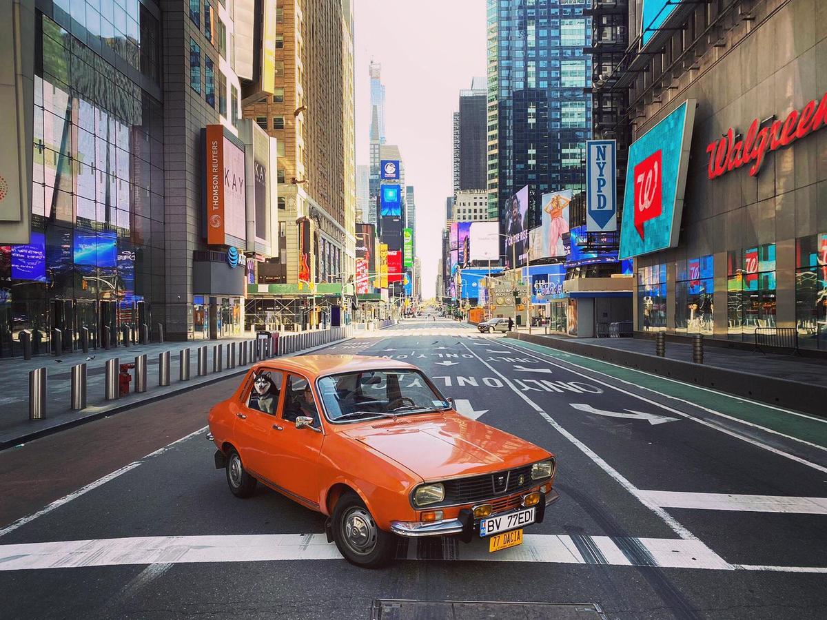 FOTO Cu Dacia 1300 pe străzile din New York » Imaginea fabuloasă postată de Ambasada SUA și povestea ei: „4.000$ taxe pentru o mașină care nu valora nici 2.000$!”