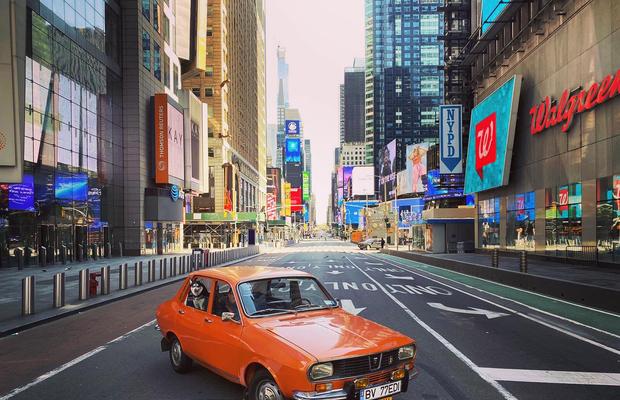 FOTO Cu Dacia 1300 pe străzile din New York » Imaginea fabuloasă postată de Ambasada SUA și povestea ei: „4.000$ taxe pentru o mașină care nu valora nici 2.000$!”