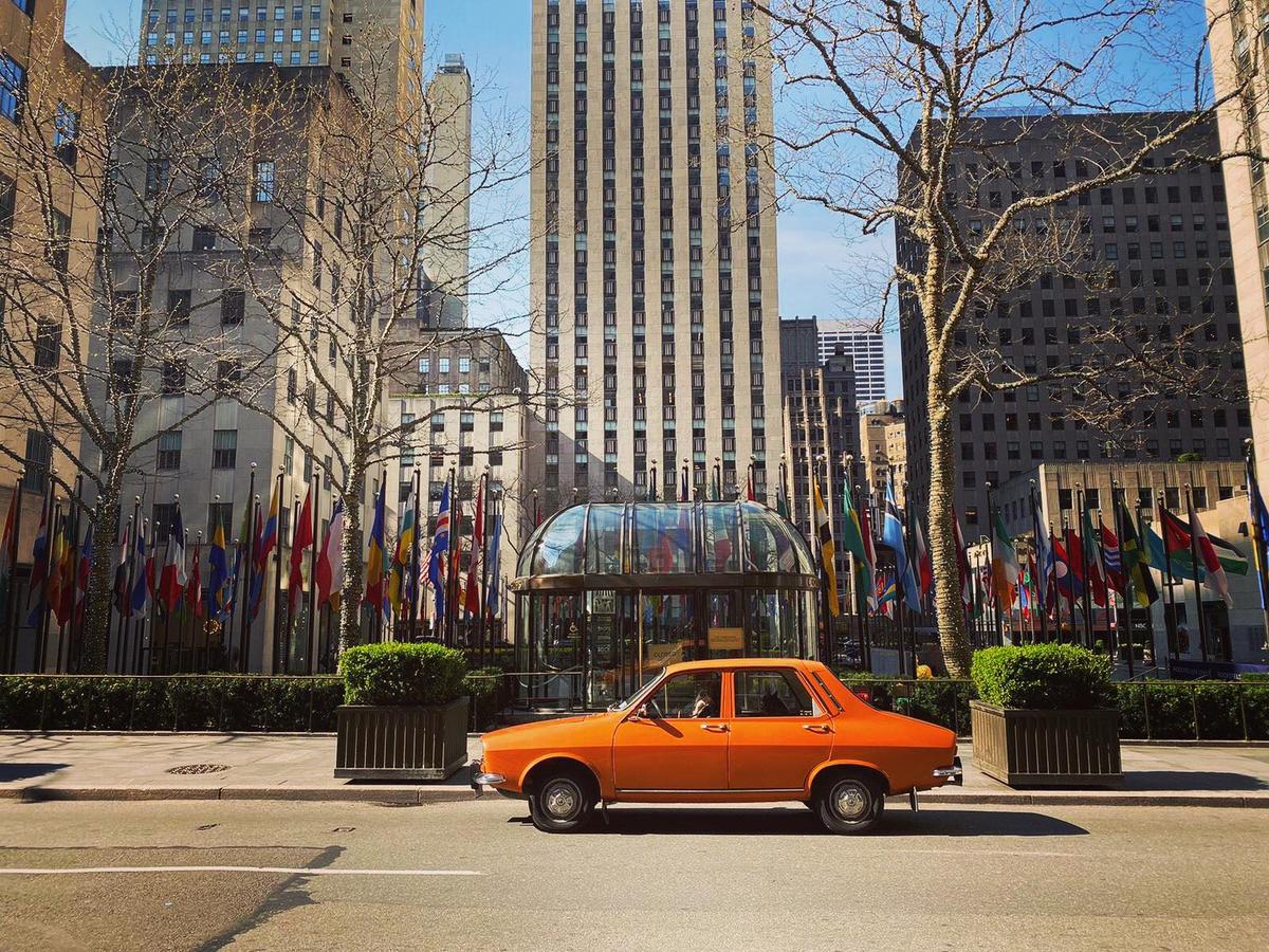 FOTO Cu Dacia 1300 pe străzile din New York » Imaginea fabuloasă postată de Ambasada SUA și povestea ei: „4.000$ taxe pentru o mașină care nu valora nici 2.000$!”